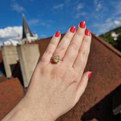 Bague diamant jaune taille coussin